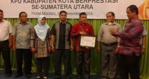FOTO-FOTO ACARA MALAM ANUGERAH KPU KABUPATEN/KOTA BERPRESTASI TINGKAT PROPINSI SUMATERA UTARA FOTO-FOTO ACARA MALAM ANUGERAH KPU KABUPATEN/KOTA BERPRESTASI TINGKAT PROPINSI SUMATERA UTARA